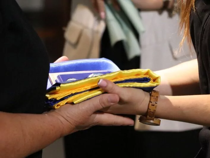 У Полтаві рідним полеглих Захисників і Захисниць передали відзнаки громади