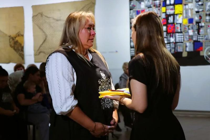 У Полтаві рідним полеглих Захисників і Захисниць передали відзнаки громади