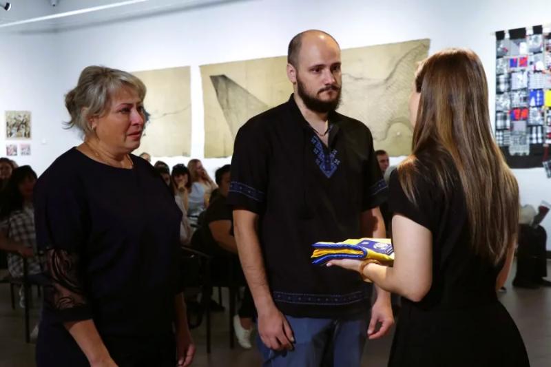 У Полтаві рідним полеглих Захисників і Захисниць передали відзнаки громади