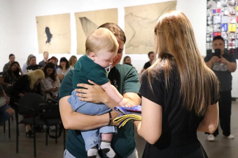 У Полтаві рідним полеглих Захисників і Захисниць передали відзнаки громади