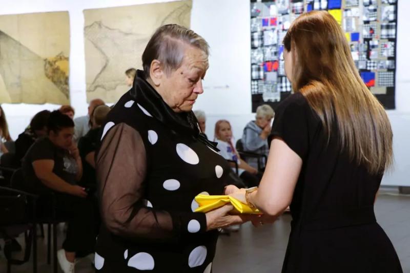 У Полтаві рідним полеглих Захисників і Захисниць передали відзнаки громади