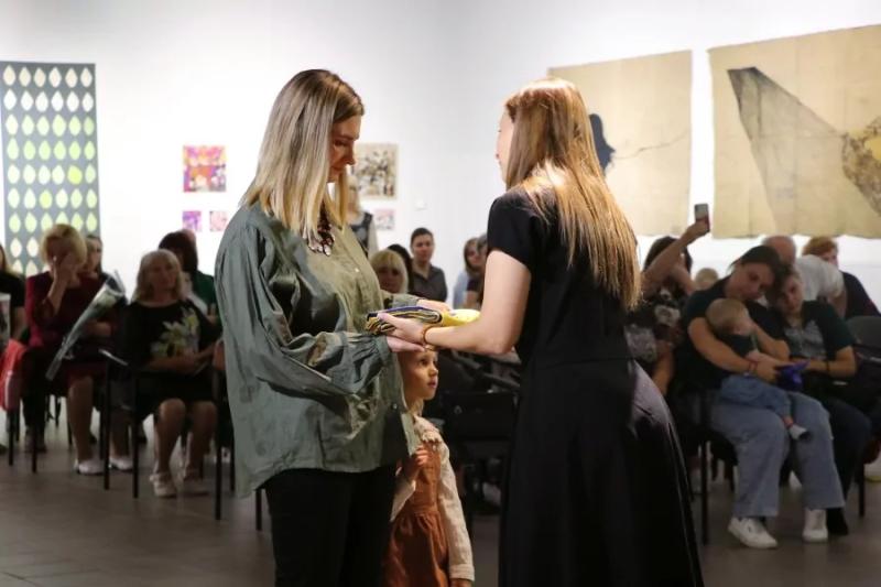 У Полтаві рідним полеглих Захисників і Захисниць передали відзнаки громади