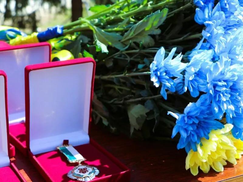 У Полтавській громаді сім’ям полеглих захисників України вручили почесні грамоти та відзнаки