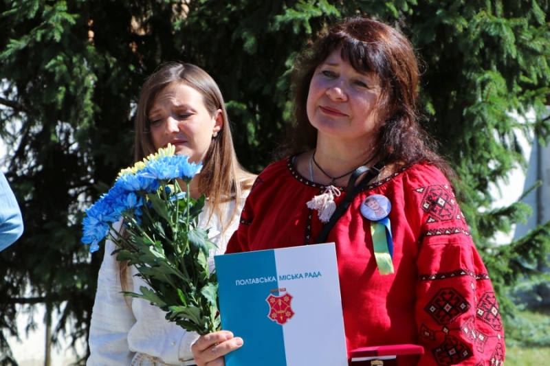 У Полтавській громаді сім’ям полеглих захисників України вручили почесні грамоти та відзнаки