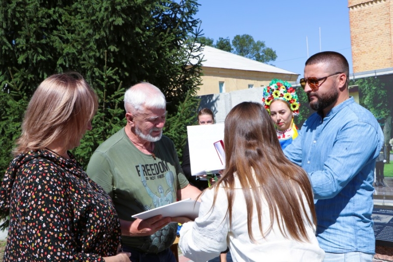 У Полтавській громаді сім’ям полеглих захисників України вручили почесні грамоти та відзнаки
