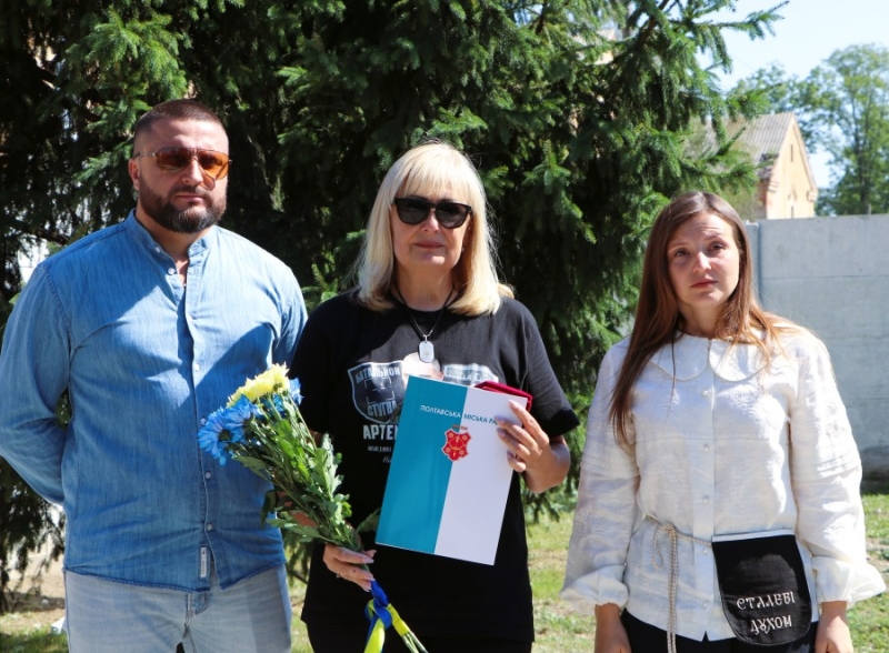У Полтавській громаді сім’ям полеглих захисників України вручили почесні грамоти та відзнаки