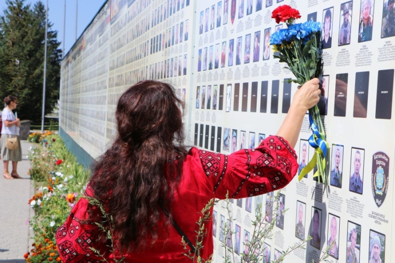 У Полтавській громаді сім’ям полеглих захисників України вручили почесні грамоти та відзнаки