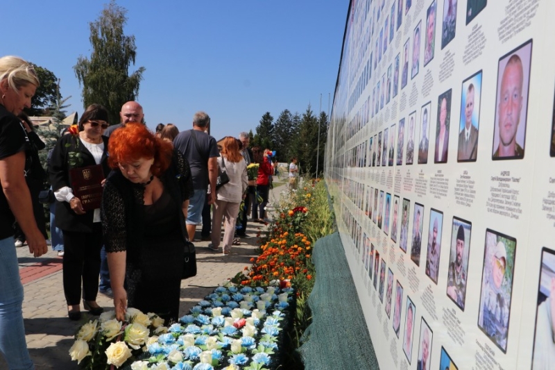 У Полтавській громаді сім’ям полеглих захисників України вручили почесні грамоти та відзнаки