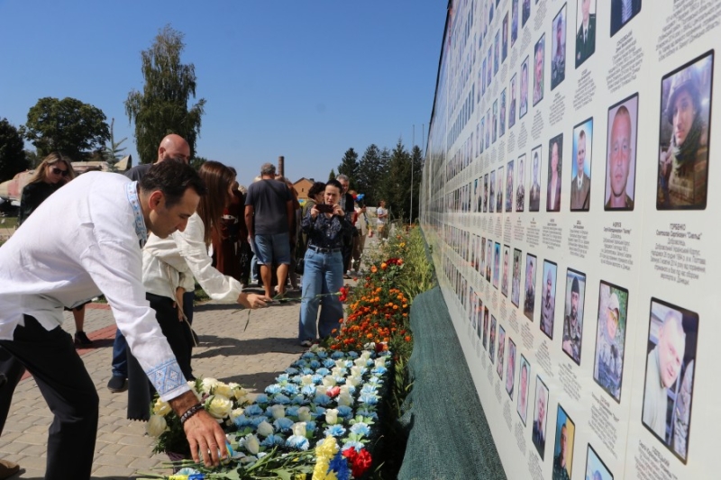 У Полтавській громаді сім’ям полеглих захисників України вручили почесні грамоти та відзнаки