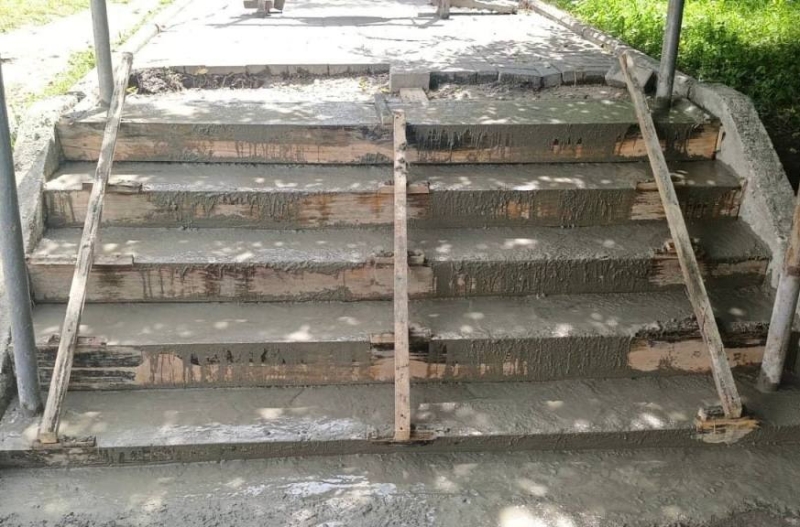 У Рівному на Буковинській відновлюють зруйновані сходи