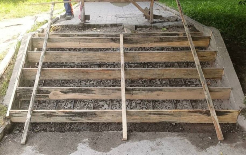 У Рівному на Буковинській відновлюють зруйновані сходи