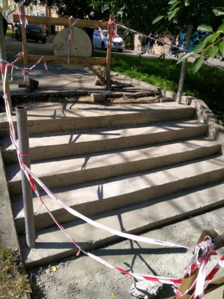 У Рівному на Буковинській відновлюють зруйновані сходи