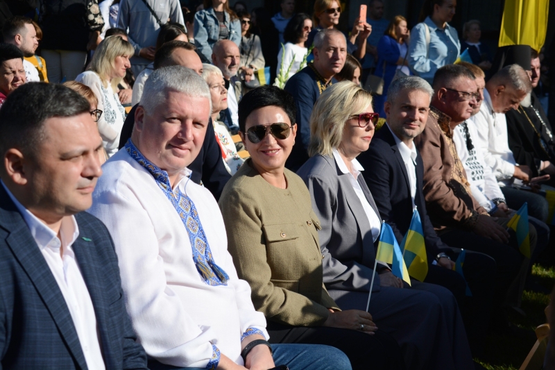 У Рівному влада, воїни та духовенство підняли державний прапор (ФОТО)