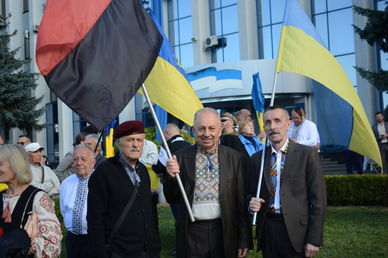 У Рівному влада, воїни та духовенство підняли державний прапор (ФОТО)