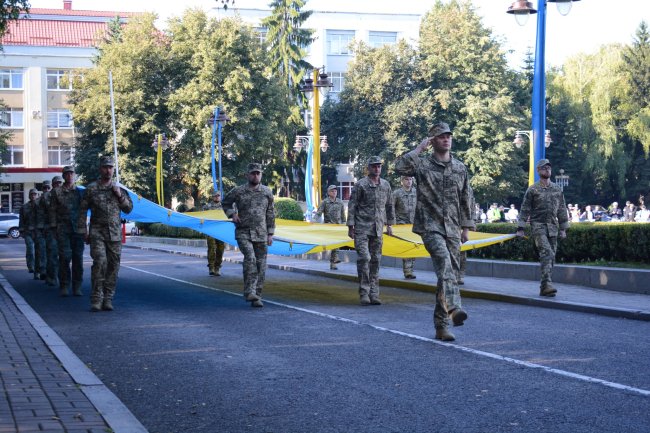 У Рівному влада, воїни та духовенство підняли державний прапор (ФОТО)
