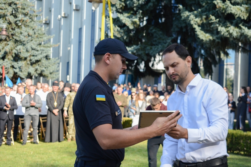 У Рівному влада, воїни та духовенство підняли державний прапор (ФОТО)