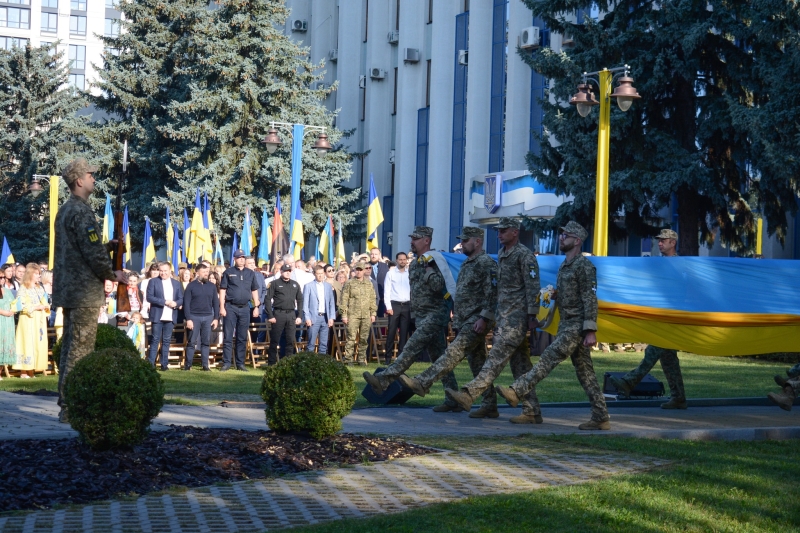 У Рівному влада, воїни та духовенство підняли державний прапор (ФОТО)