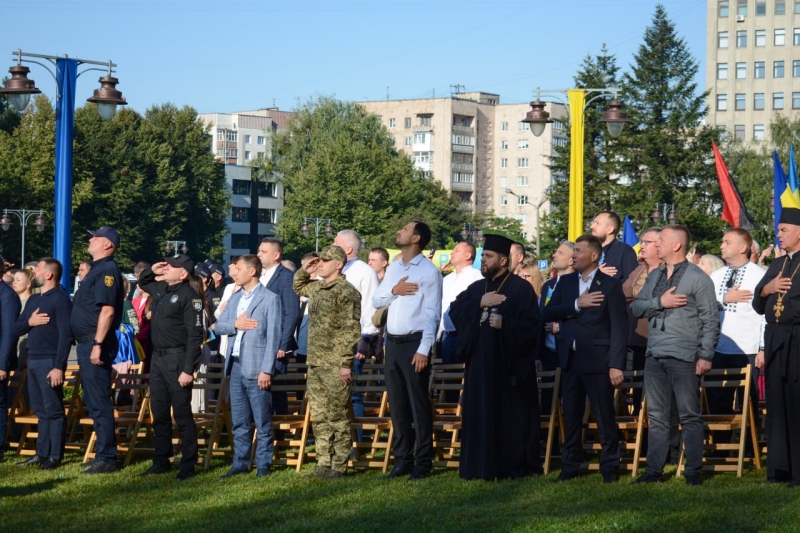 У Рівному влада, воїни та духовенство підняли державний прапор (ФОТО)