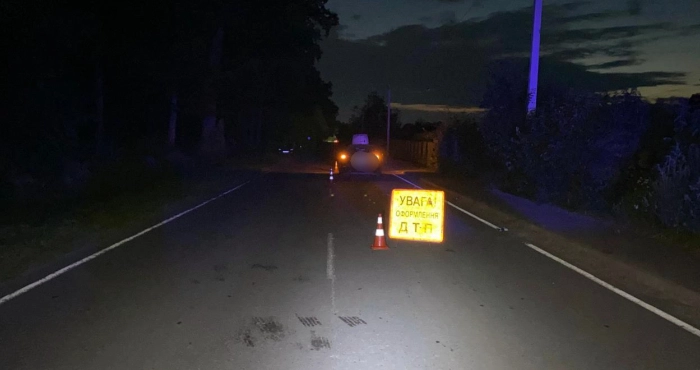 У селі Гаразджа чоловік раптово вибіг на дорогу і потрапив під авто