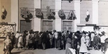 У соцмережі показали чергу до легендарного дніпровського кінотеатру