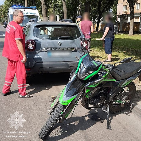 У Сумах мотоцикліст врізався у припаркований Рено