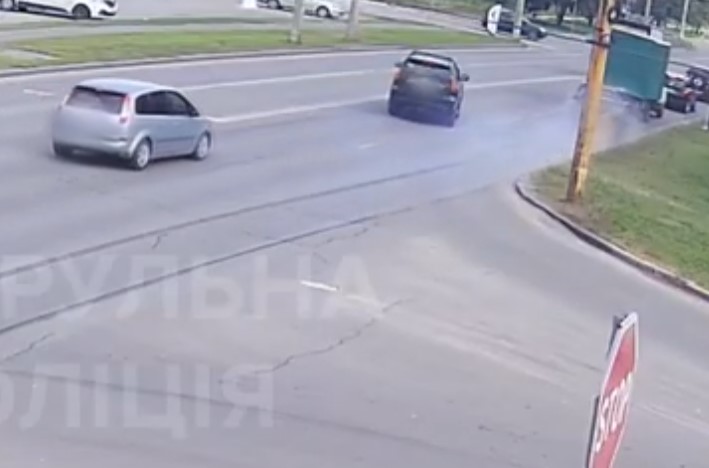 У Сумах водій вчинив потрійну ДТП та залишив місце події (ВІДЕО)