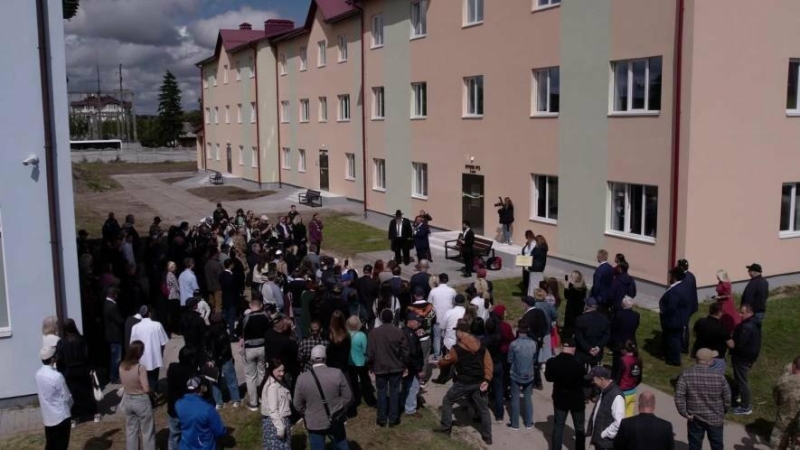 В Анатевці відкрили будинок для родин, які втратили житло та обговорили с послами використання росіянами РПЦ як інструменту впливу