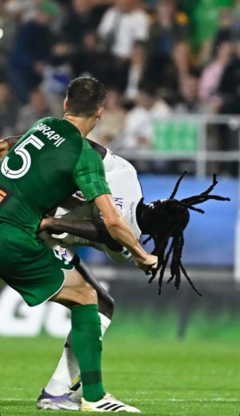 ВІДЕО. Кін, який отримав червону, показав, як Сарапій тягав його за волосся