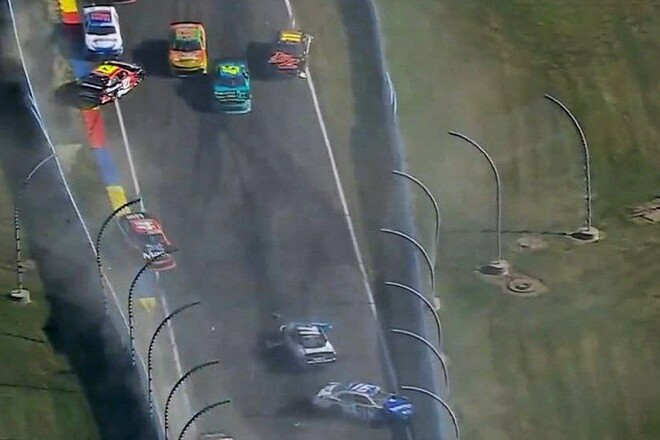 ВІДЕО. Моторошна аварія за участю 16 машин. Уламки прибирали 45 хвилин