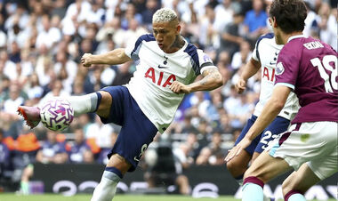 ВІДЕО. Вперше в АПЛ: суддя призначив кутовий після затримки часу воротарем