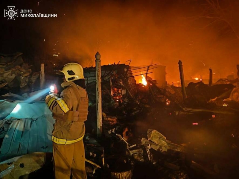 Ворог атакував Миколаїв: у ДСНС показали наслідки обстрілу, - ФОТО