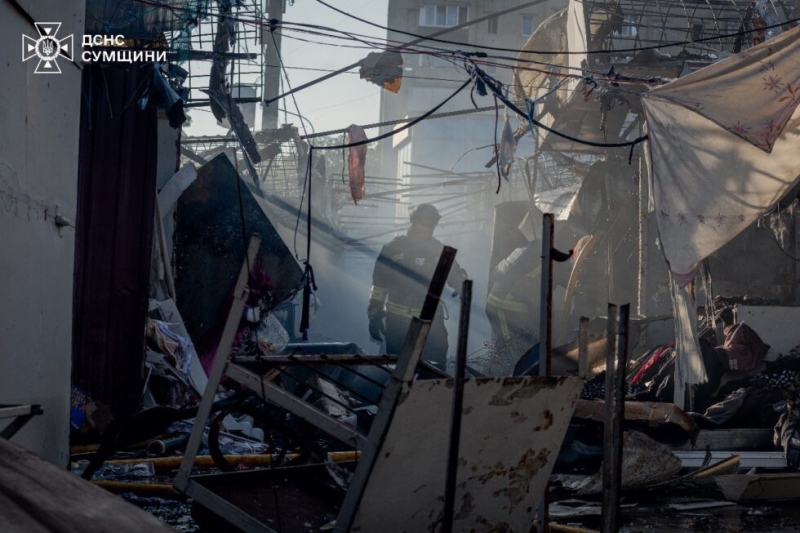 Ворог завдав удару по Центральному ринку Сум: знищено 10 кіосків