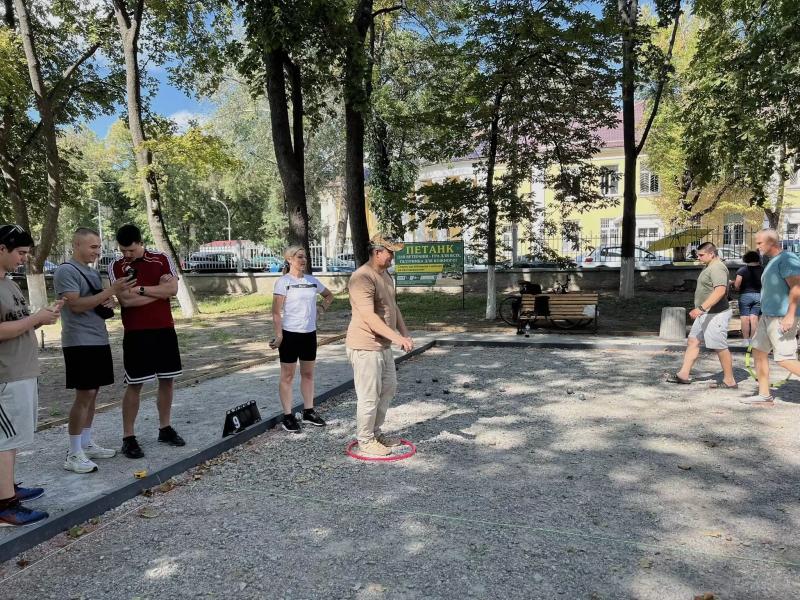 З нагоди Дня молоді в Полтаві провели майстер-клас з петанку для молоді від військовослужбовців та ветеранів війни