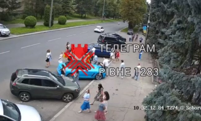 Збила у Рівному працівників міської ради, які зустрічали жалобний кортеж (ВІДЕО)