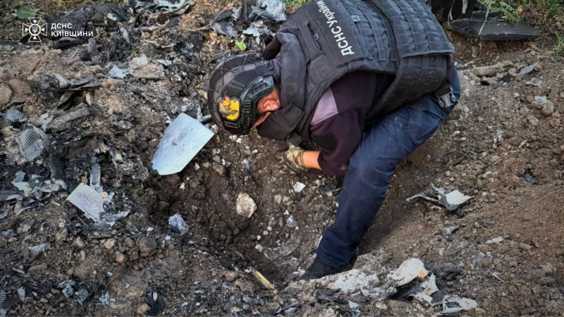 Рятувальники показали наслідки нічної атаки на Київщину (фото)