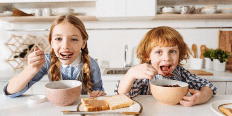 Сніданок, який заряджає: що давати дитині перед школою