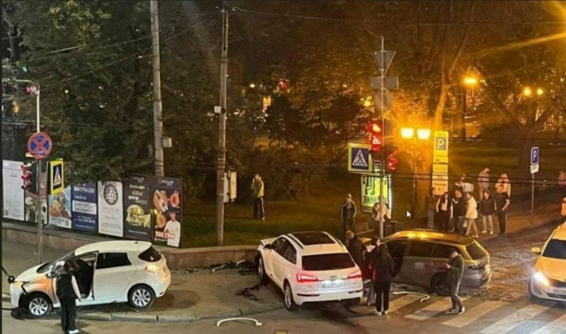 ДТП у центрі Тернополя: авто на швидкості врізалося у дві машини та збило дитину на тротуарі