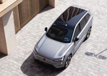 Велике оновлення Volvo EX90: додаткові функції та ще швидше заряджання