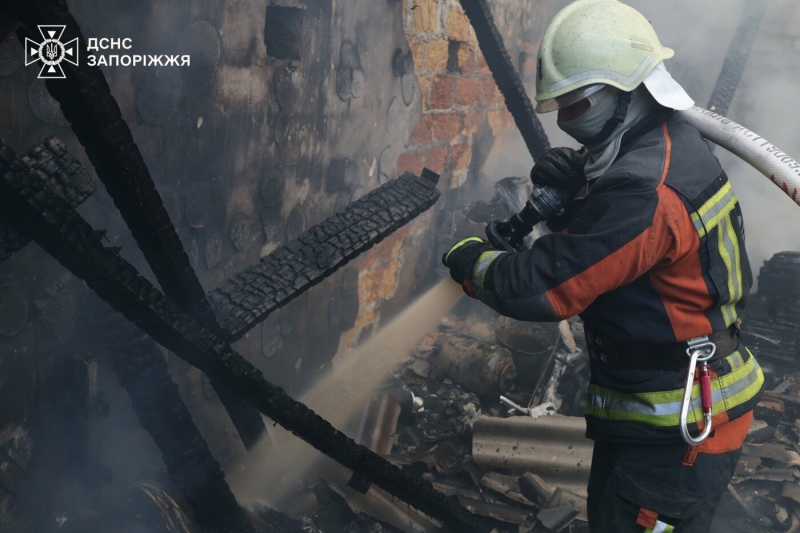 У Запоріжжі сталася масштабна пожежа: зайнявся склад з горючими матеріалами