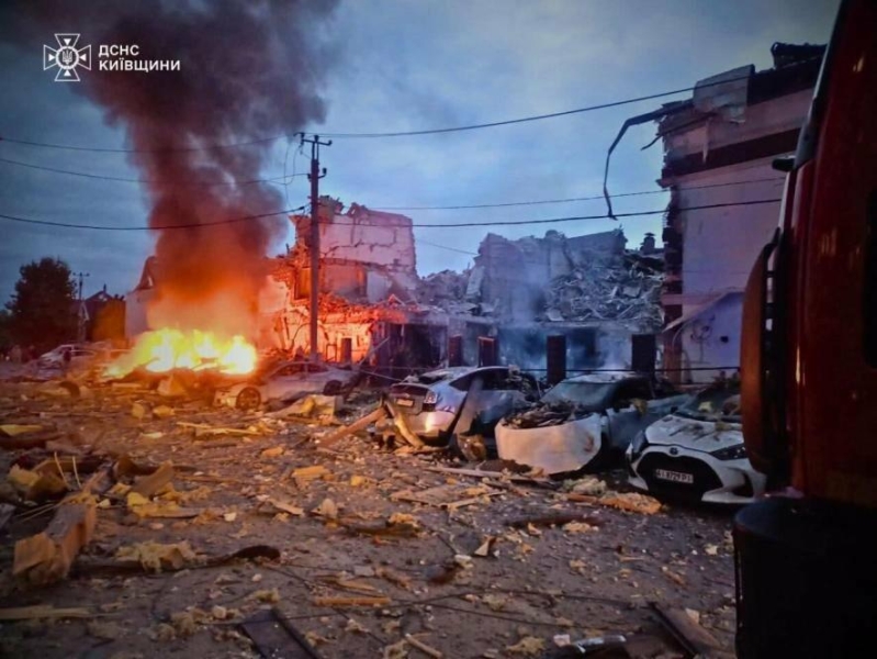 Чергова жахлива ніч обстрілів для України: пожежі вирують, рятувальники виснажені, серед загиблих - дитина (ПОДРОБИЦІ)