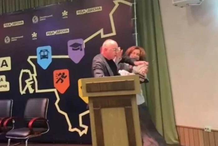 Голова Деснянської РДА опинився під загрозою звільнення після фізичного конфлікту з депутаткою