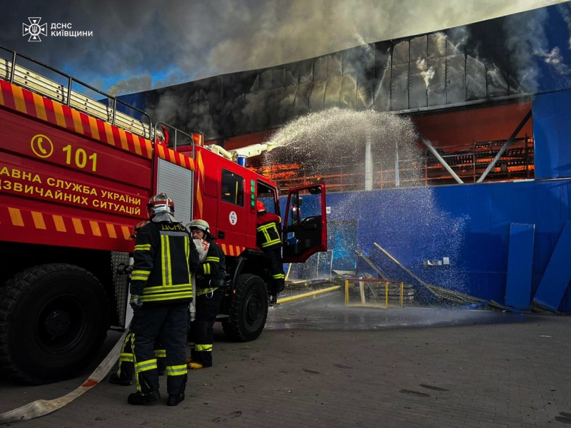 Масштабна пожежа на Фастівщині після обстрілу: над ліквідацією працює авіація та робототехніка