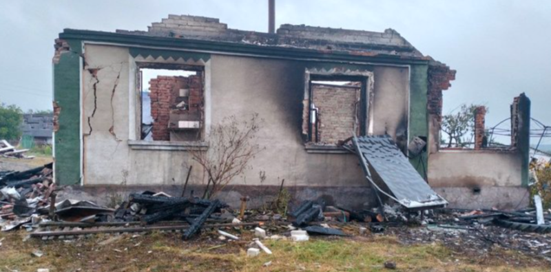 На щастя, без жертв: вибух в сусідній області зруйнував хату - боєприпас випав з літака (ФОТО)