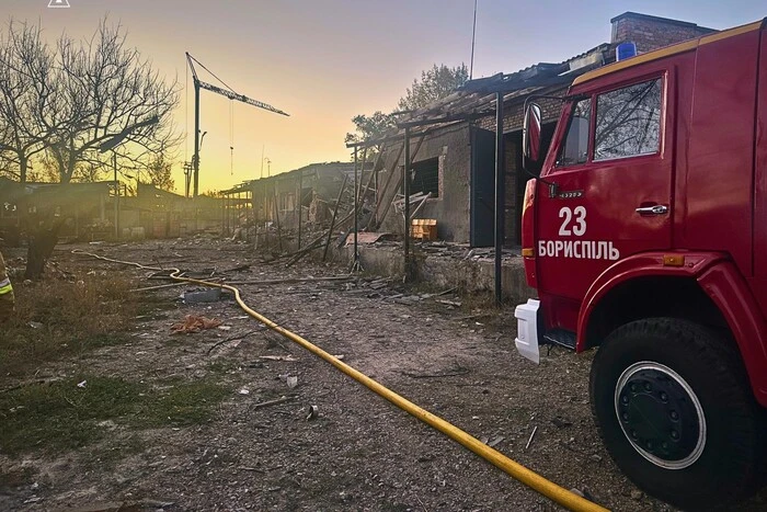 Рятувальники показали наслідки нічної атаки на Київщину (фото)