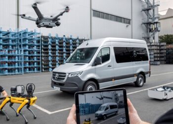 На заводі Mercedes-Benz у Дюссельдорфі оселилися робособака і дрон