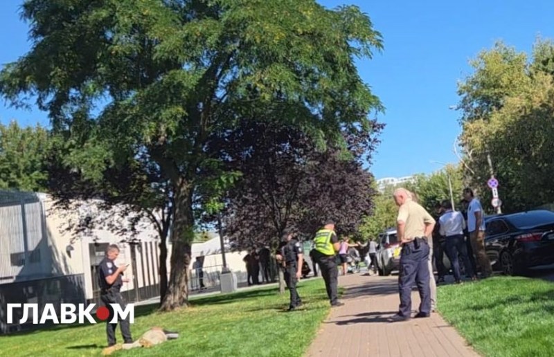 Біля посольства США у Києві затримано чоловіка (фото)