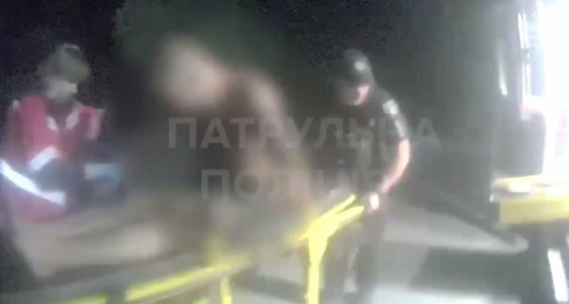 У Запоріжжі патрульні надали допомогу чоловіку, який травмував ногу після падіння у колодязь