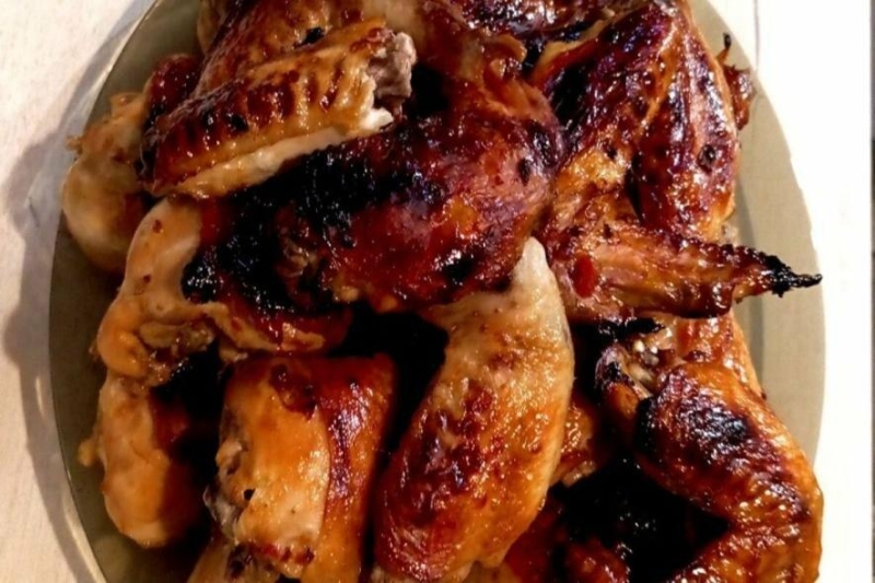 "М'ясо просто тане у роті, насмачніша страва у світі": рецепт соковитих курячих гомілок у сливовому маринаді
