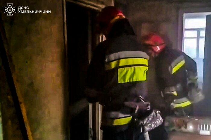 В Ізяславі горів житловий будинок: вогнеборці врятували оселю від знищення