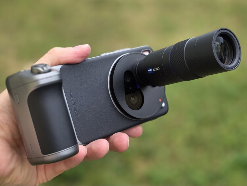 Vivo X300 та X300 Pro отримають телеоб'єктив Zeiss Teleconverter 2.35x kit